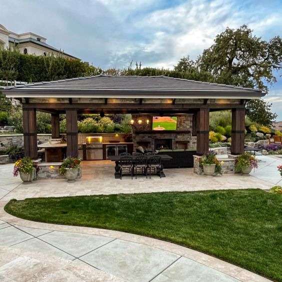 The covered Outdoor Kitchen Decor