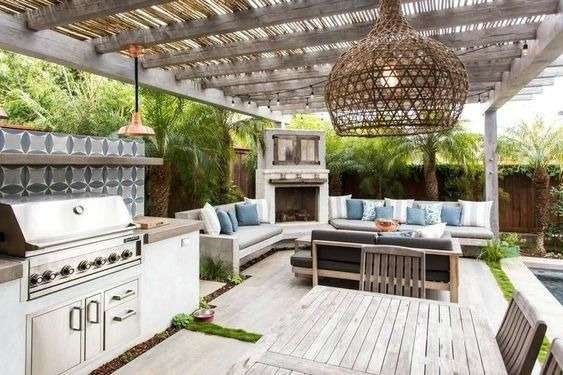 A summer kitchen covered by a canisse roof