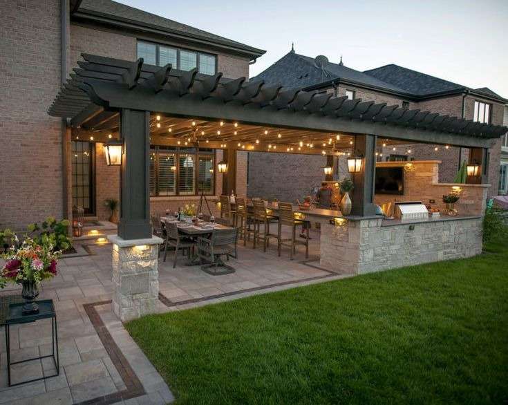 Finding the right location for your Outdoor Kitchen Decor: 