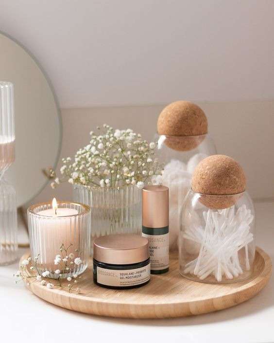 Stage perfumes, make-up & small objects