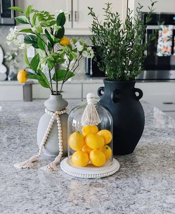 Lemons in a wooden bowl or lemon slices placed in water in a glass vase can give the space a relaxed Mediterranean aesthetic. 