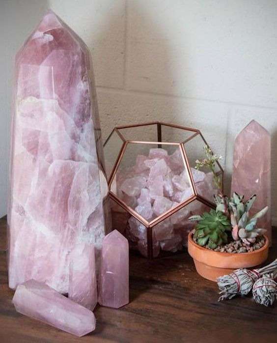 Add a touch of sophistication with sculptures and chic objects: 