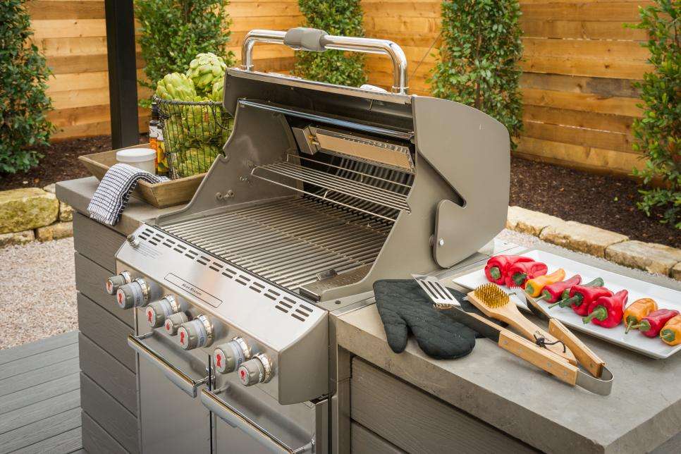 Selecting equipment and accessories for your summer Outdoor Kitchen Decor: barbecue