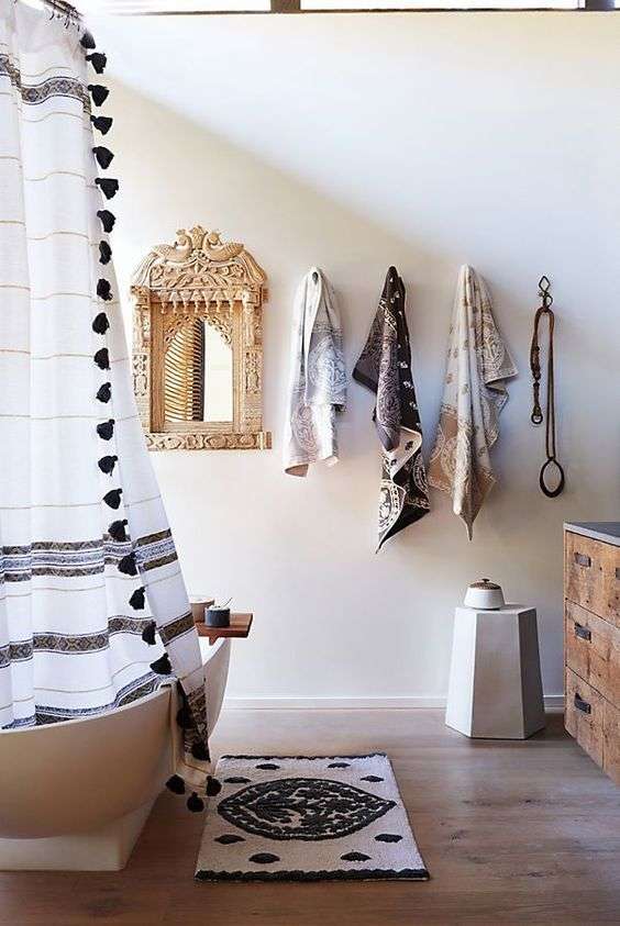 A rug with tassels: 