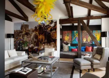 Perhaps you like to incorporate trinkets from your travels into your home to remind you of your favorite escapades. If so, you've got real taste: in interior design, it's called eclectic style.