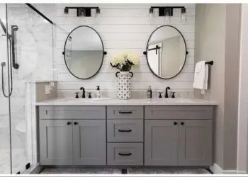 Shiplap design in the bathroom