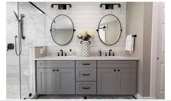 Shiplap design in the bathroom