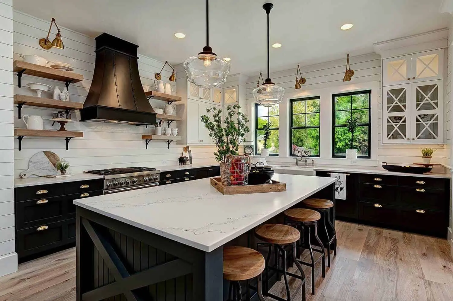 welcoming farmhouse kitchen