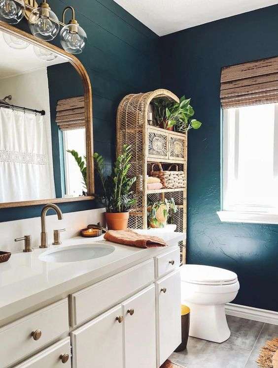 A blue bohemian bathroom: