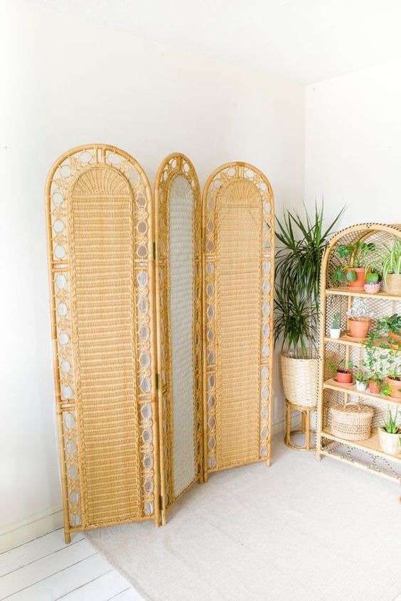 A folding screen: 
