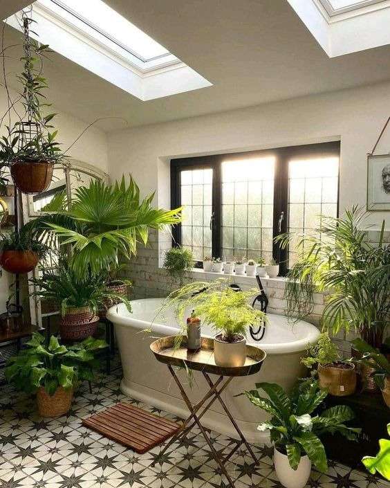 Bohemian Bathroom: Plants galore 