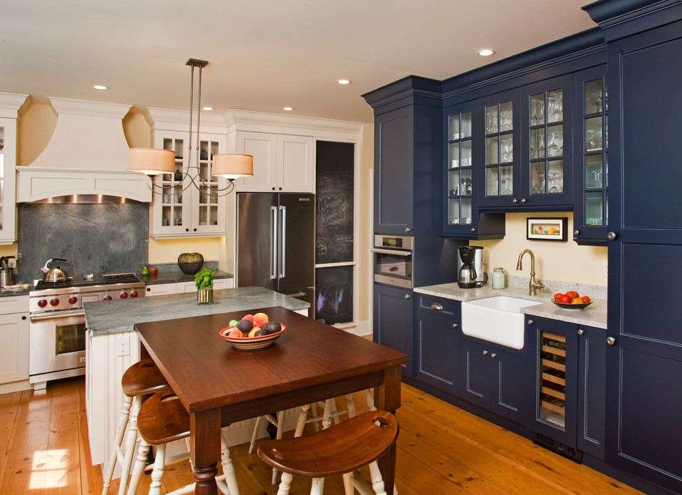 navy blue kitchen cabinets with a beige wall paint