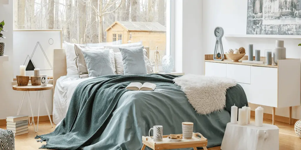 How to Style Your Bed Like a Pro: 25 Tips for a Cozy Retreat 4 how to style throw pillows on a bed