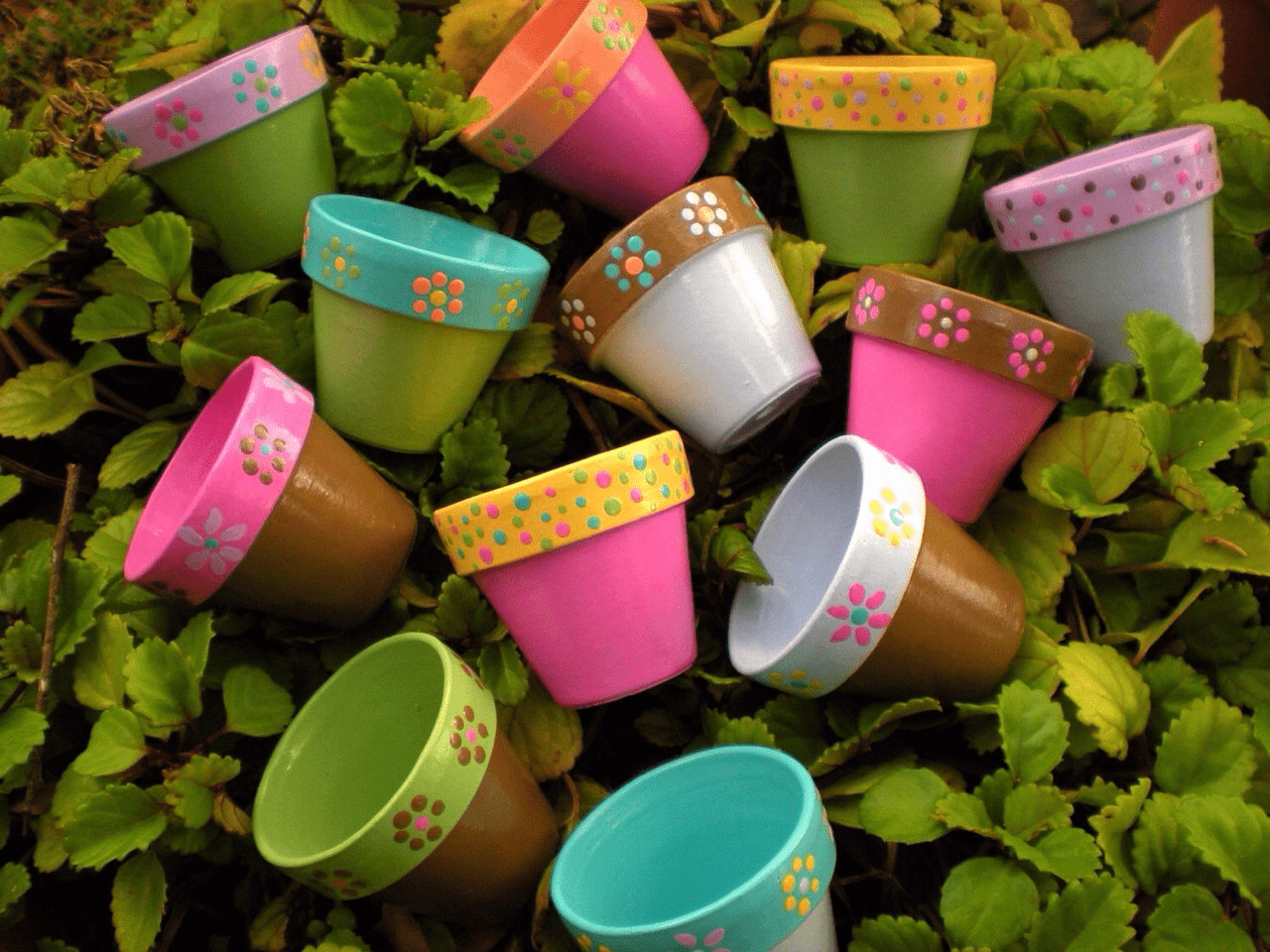 DIYs Maximalist: Hand-Painted Plant Pots