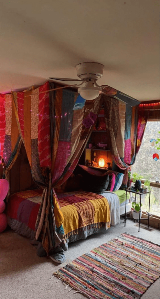 DIYs Maximalist : Maximalist Bedroom Bliss
