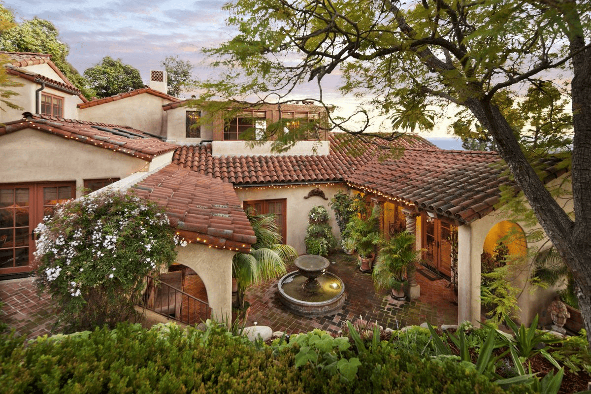 difference between hacienda and Spanish revival