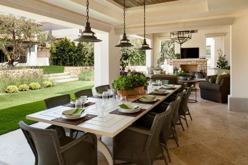 large backyard decorating ideas: outdoor dining area