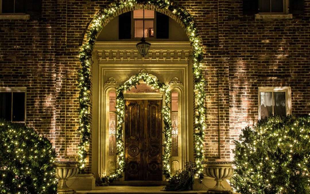 Welcoming Wreaths and Garlands For Your Christmas Outdoor Decoration