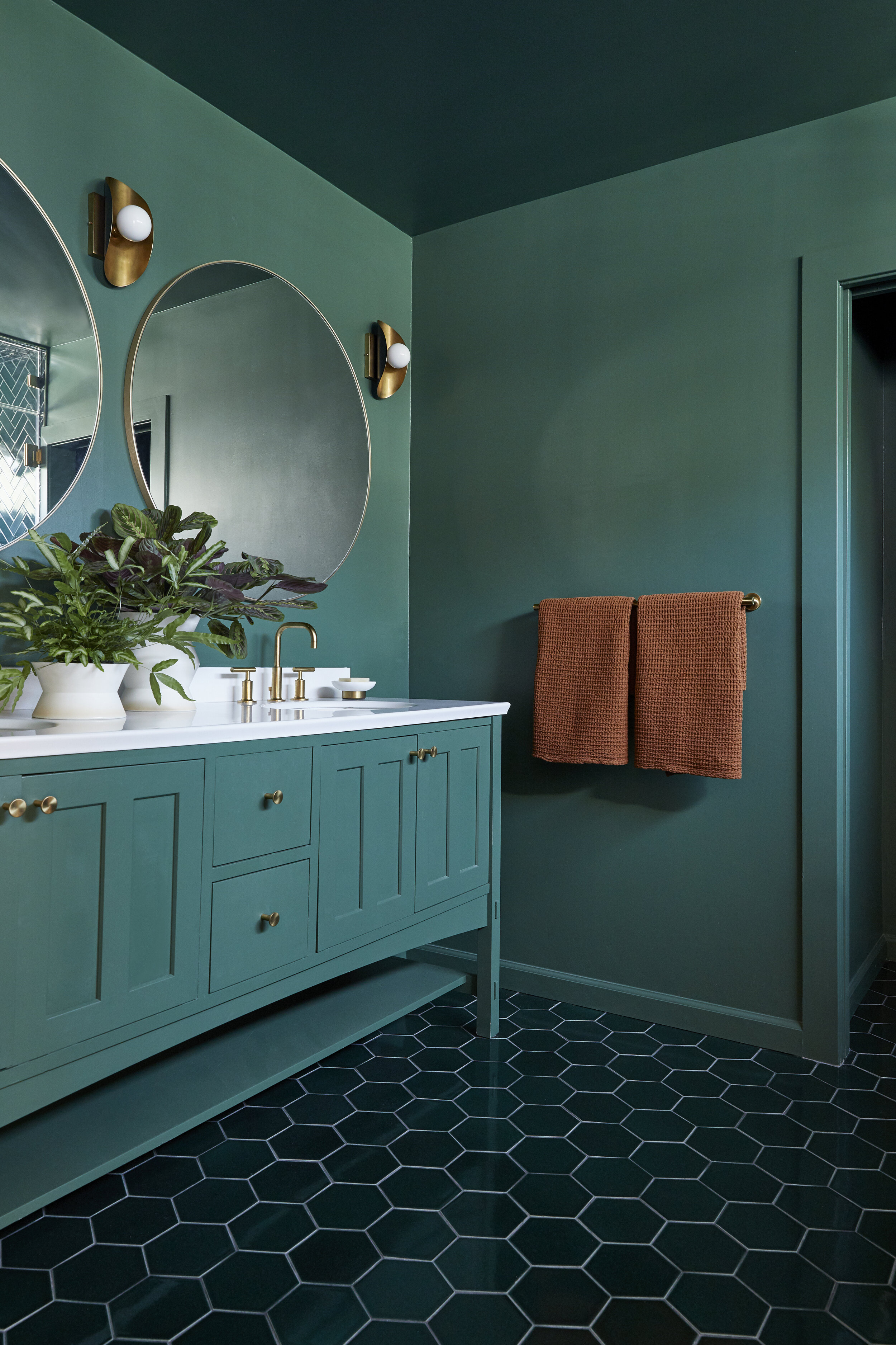 Emerald Green Bathroom| 2024 interior design trends
