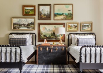 twin beds guest room