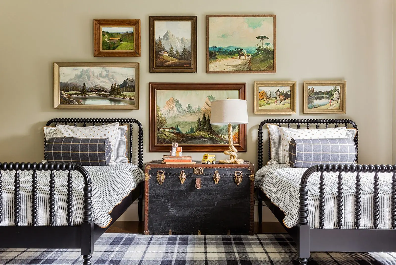 twin beds guest room