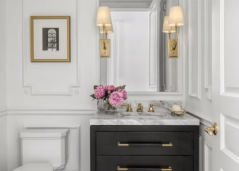 In this article, we provide a thorough explanation of how to create a powder room that is a haven of relaxation, from design choices to functional additions