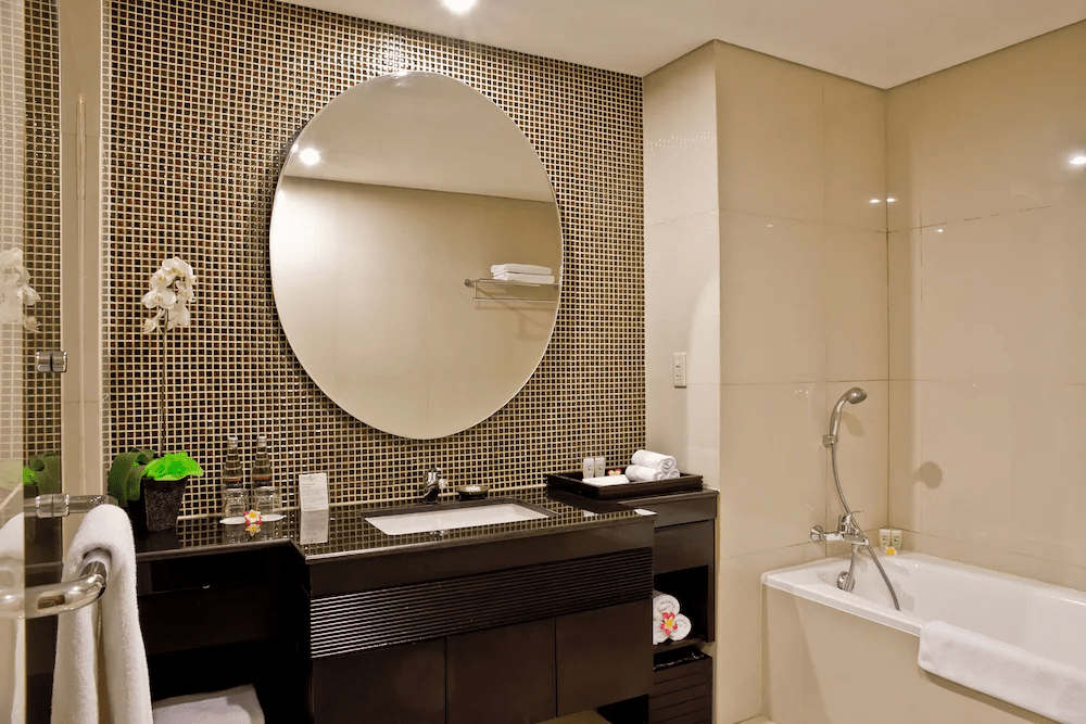 luxe feature bathroom wall