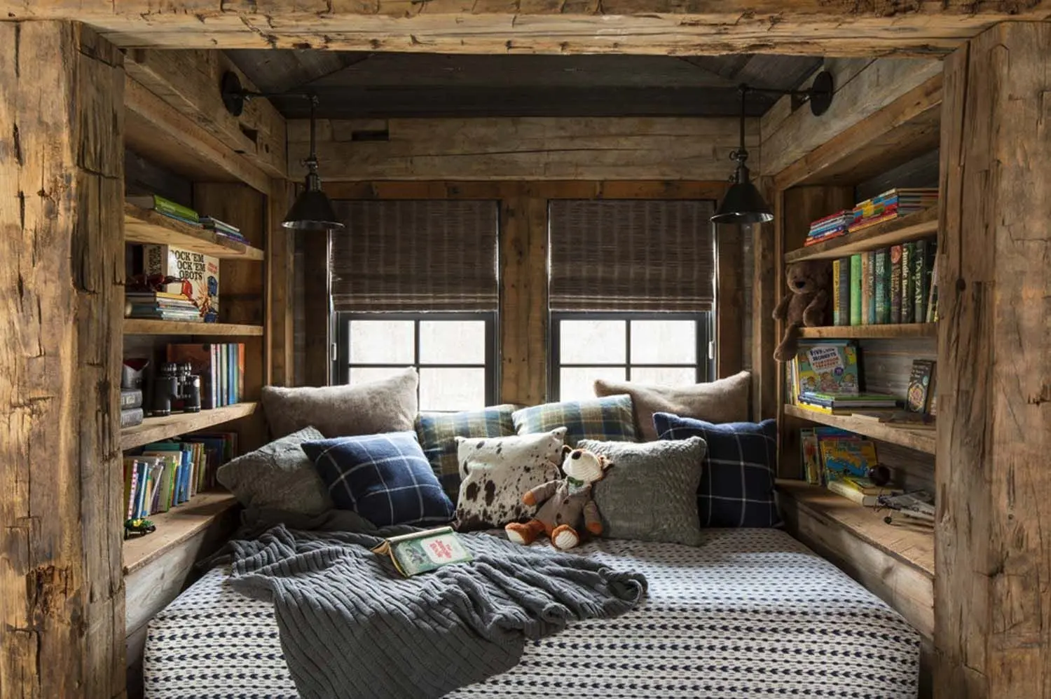 10+ Dark Cabin Interior Ideas: Tips & Amazing Picture 4 old cabin interior