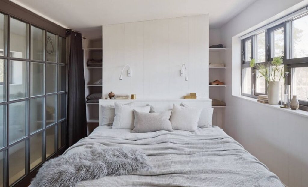 narrow bedroom layout ideas
