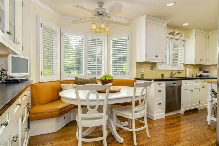 Breakfast Nook| l shaped kitchen dining room layout
