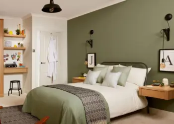 What colors go with olive green