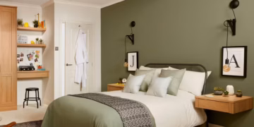What colors go with olive green