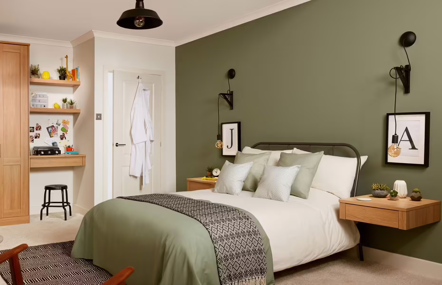 What colors go with olive green