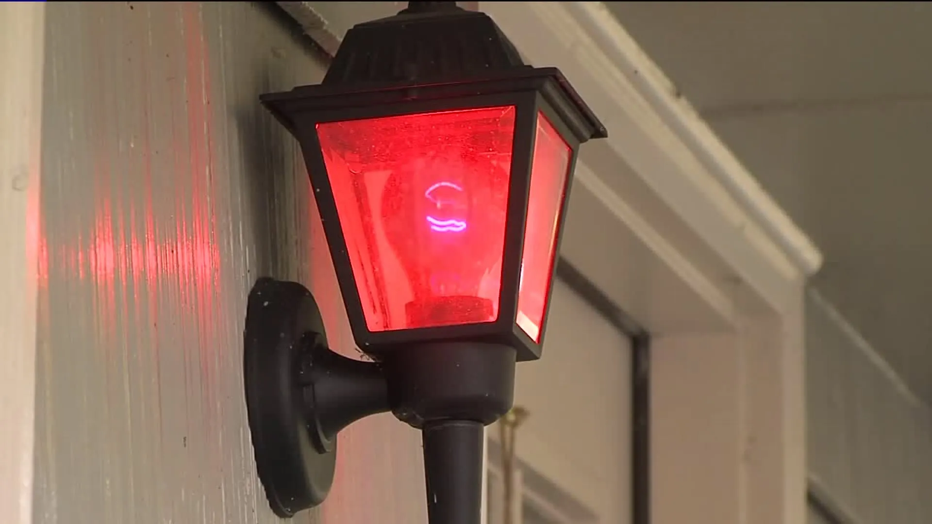 red porch light meaning
