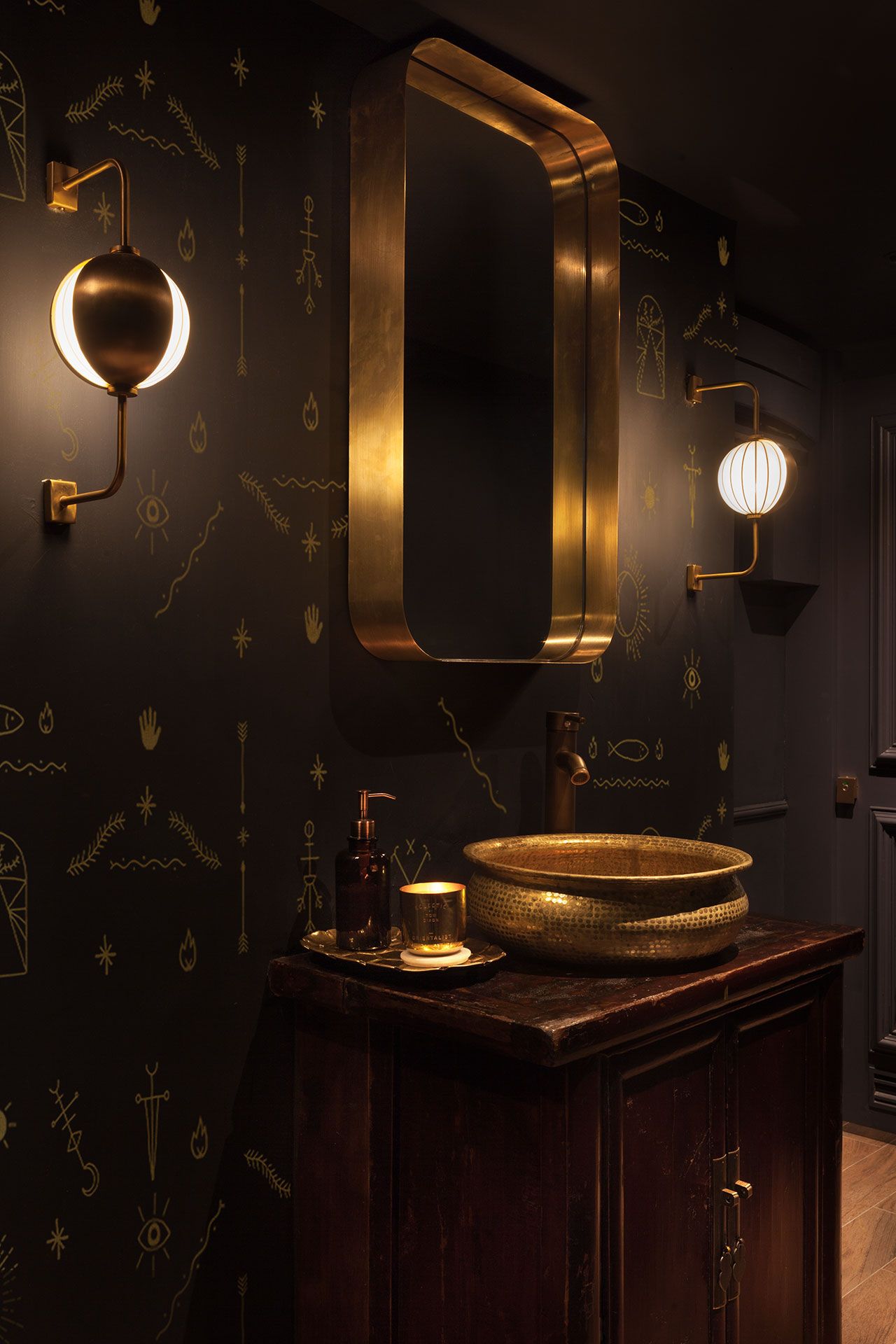 dark moody bathrooms
