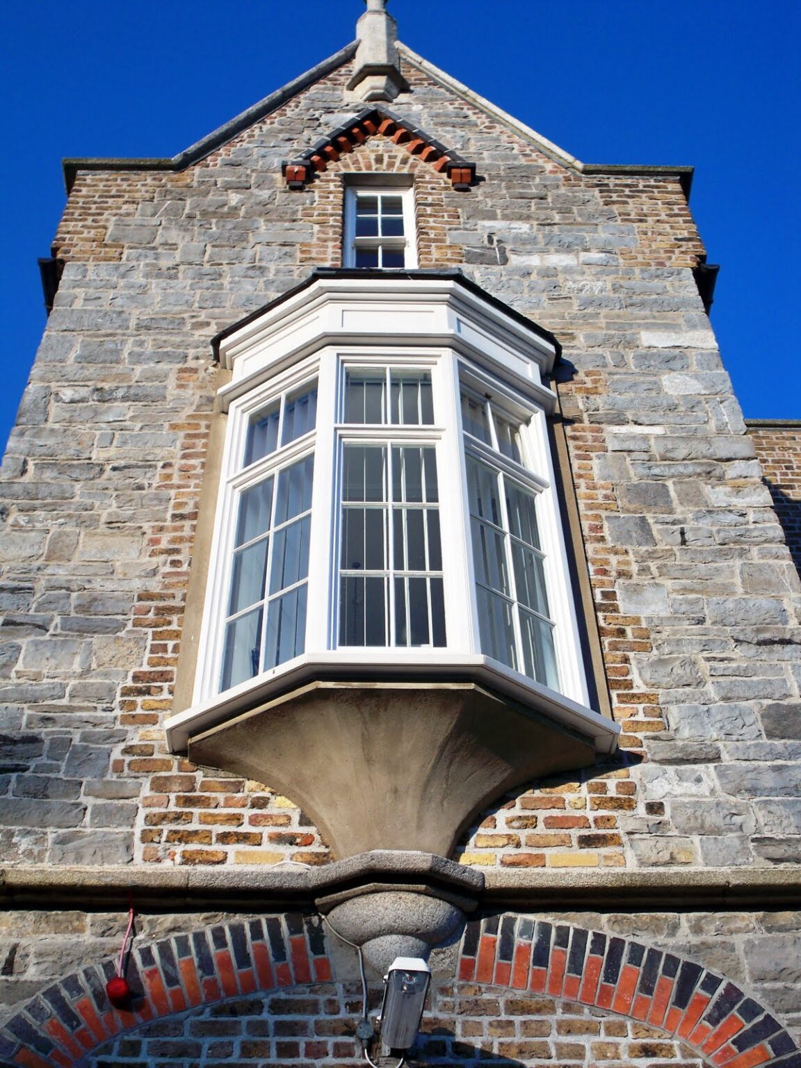 oriel window
