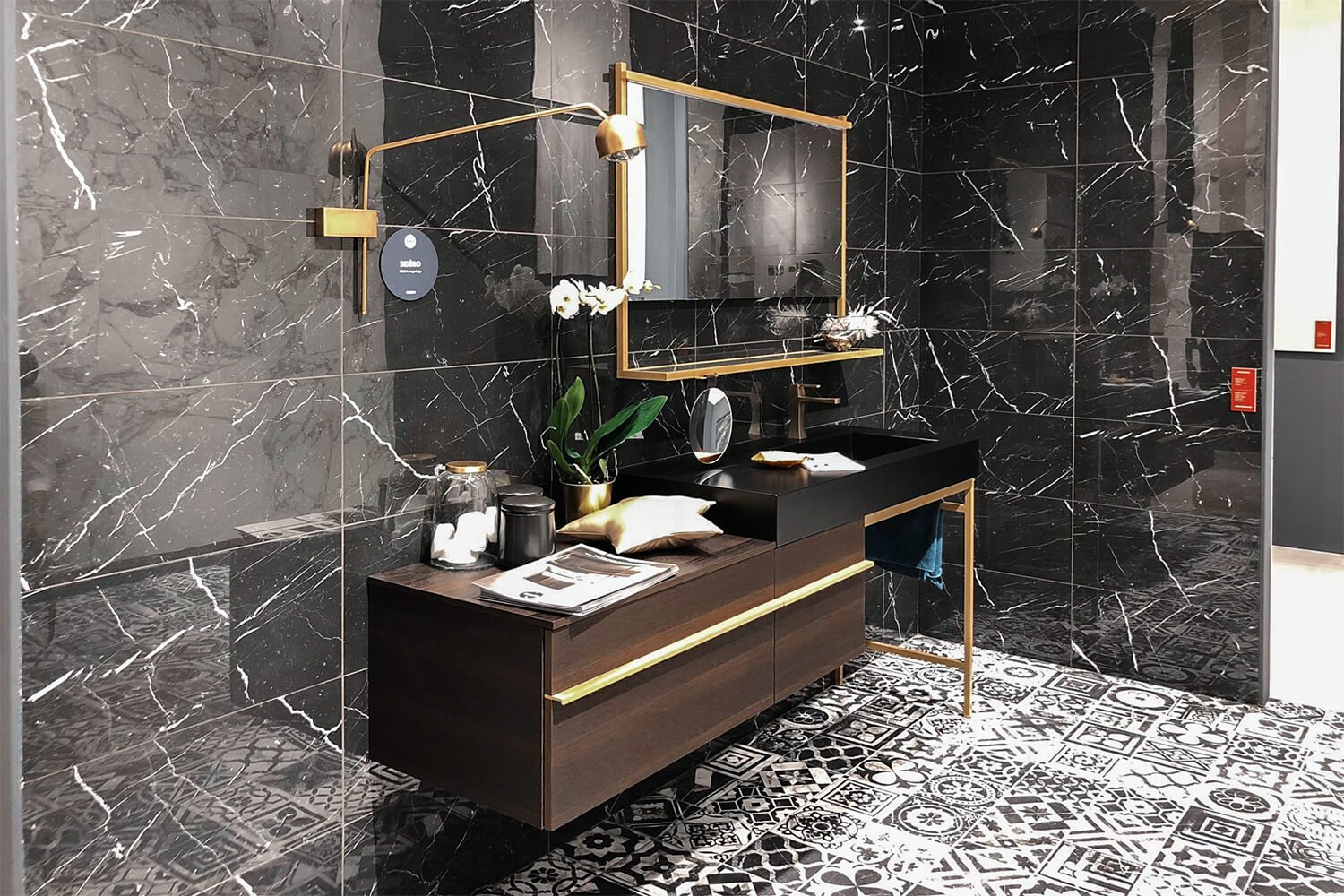 dark moody bathroom
