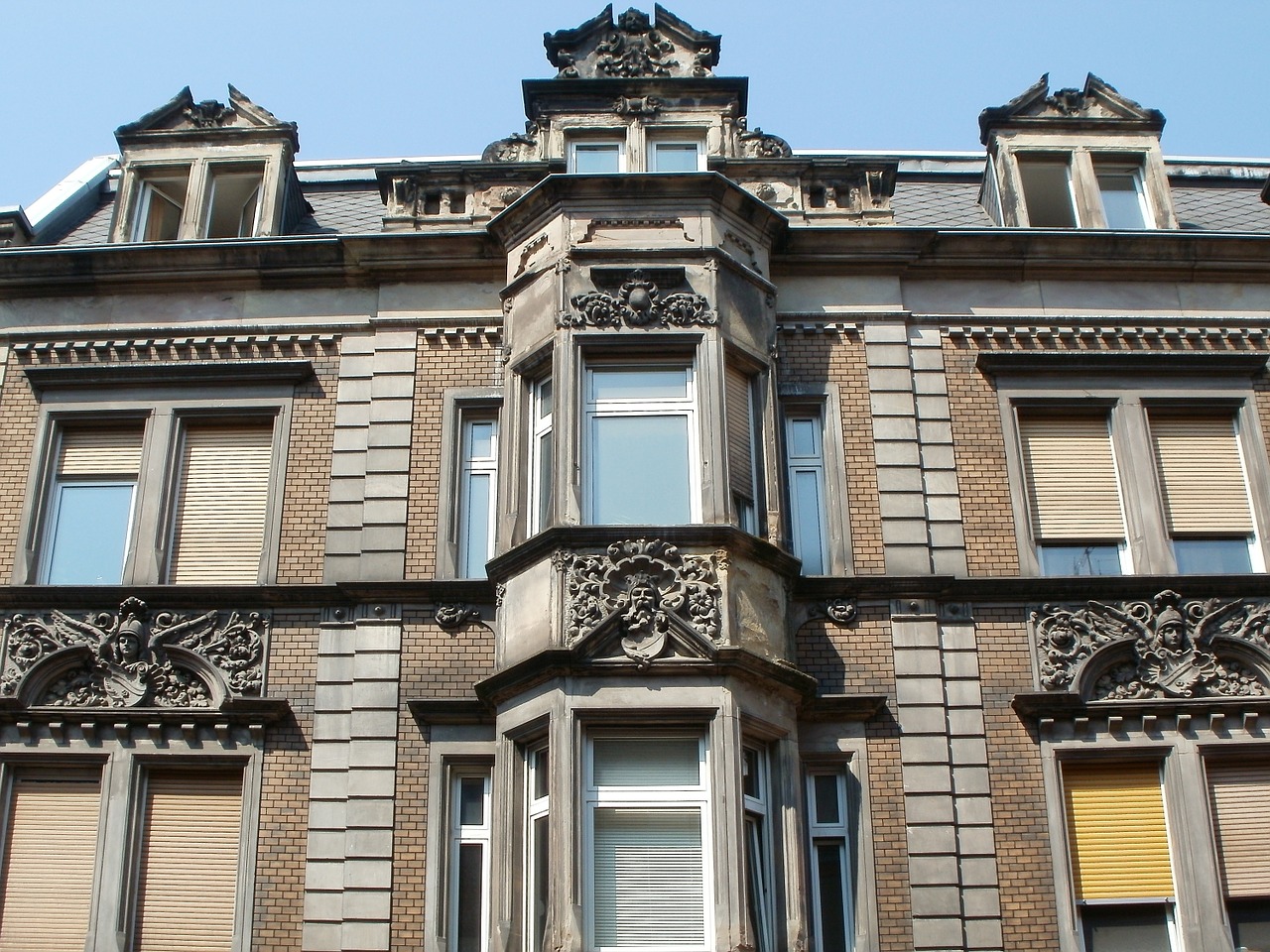 Classic building facade|
Oriel Windows
