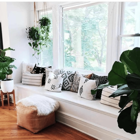 bay window dining area

