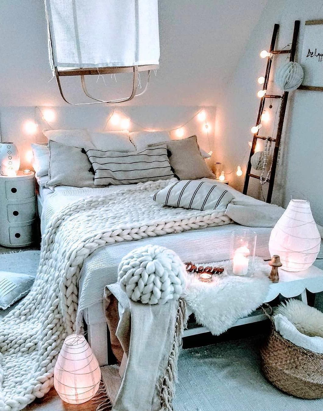 aesthetic cozy bedroom
