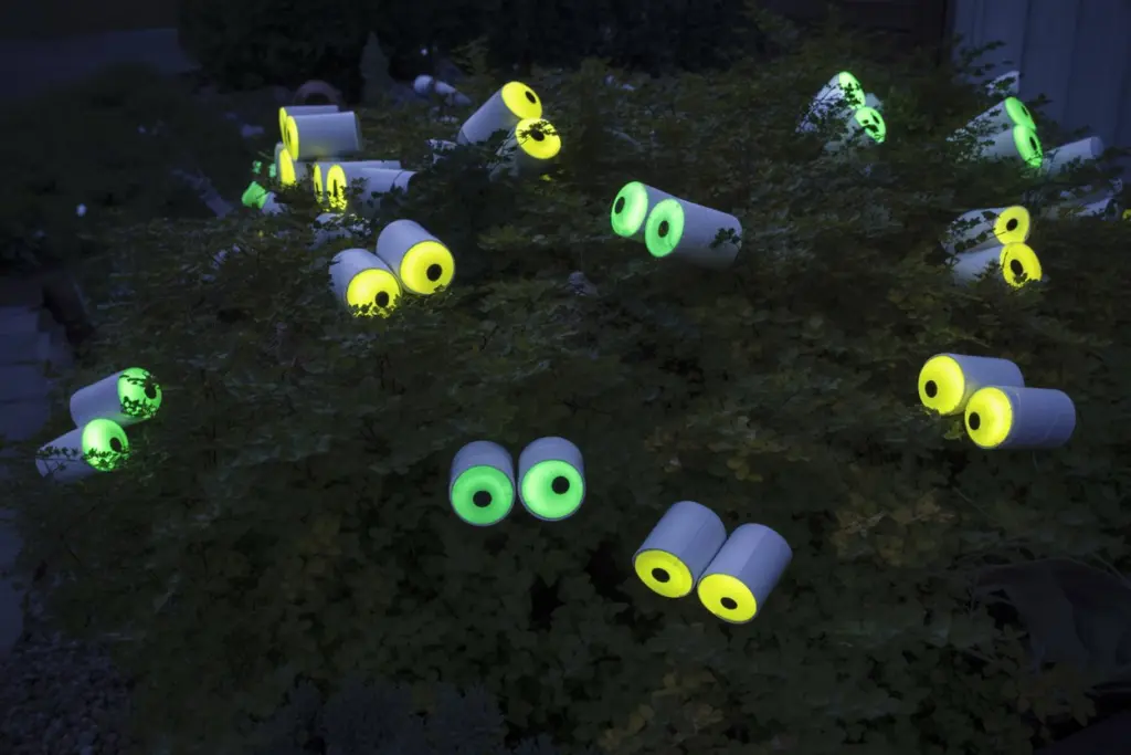 30 Easy DIY Halloween Decorations That Anyone Can Do 10 diy outdoor halloween decorations